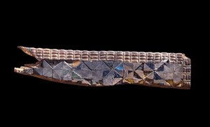 Fragment af møbler udskåret i nåletræ, ca. 2800 f.Kr. nåletræ indlagt med fajance og farvet træ indlagt i gips